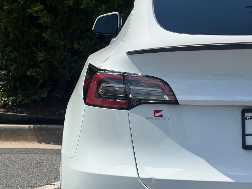 Tesla Model Y photo 15