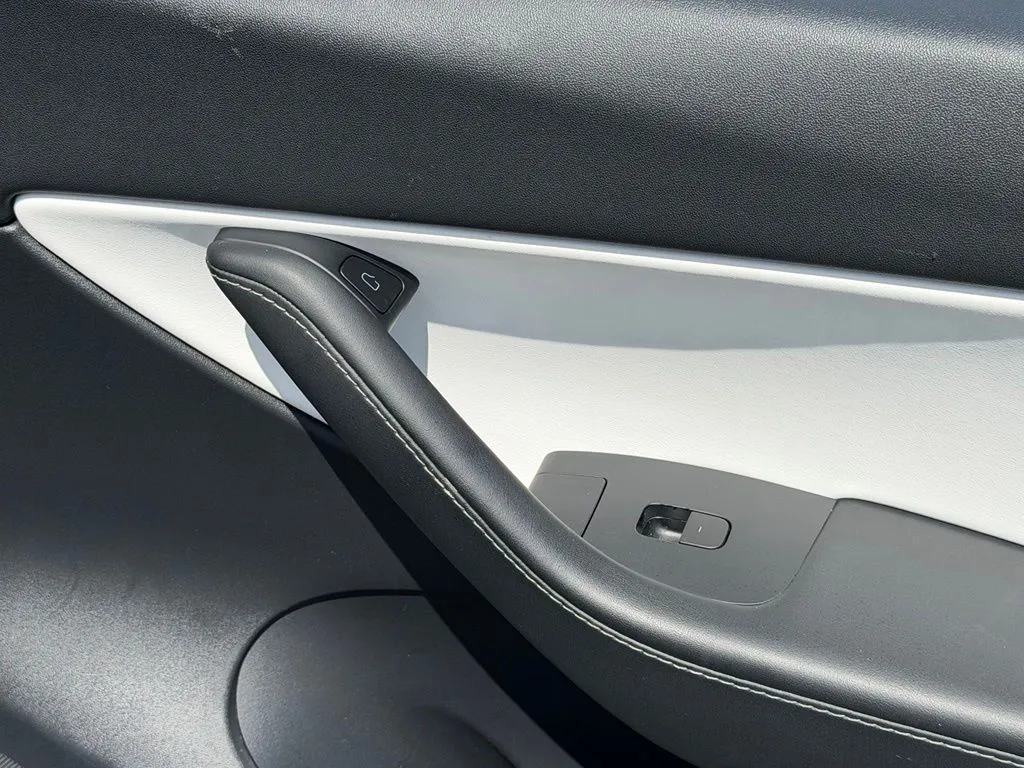 Tesla Model Y photo 36