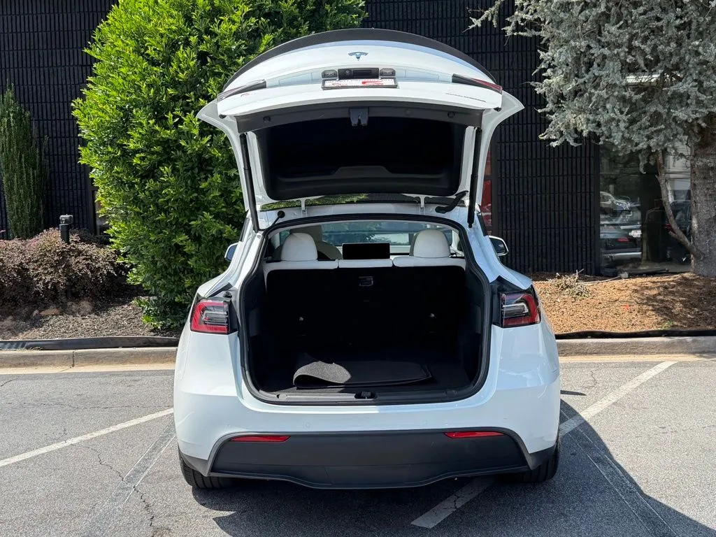 Tesla Model Y photo 17