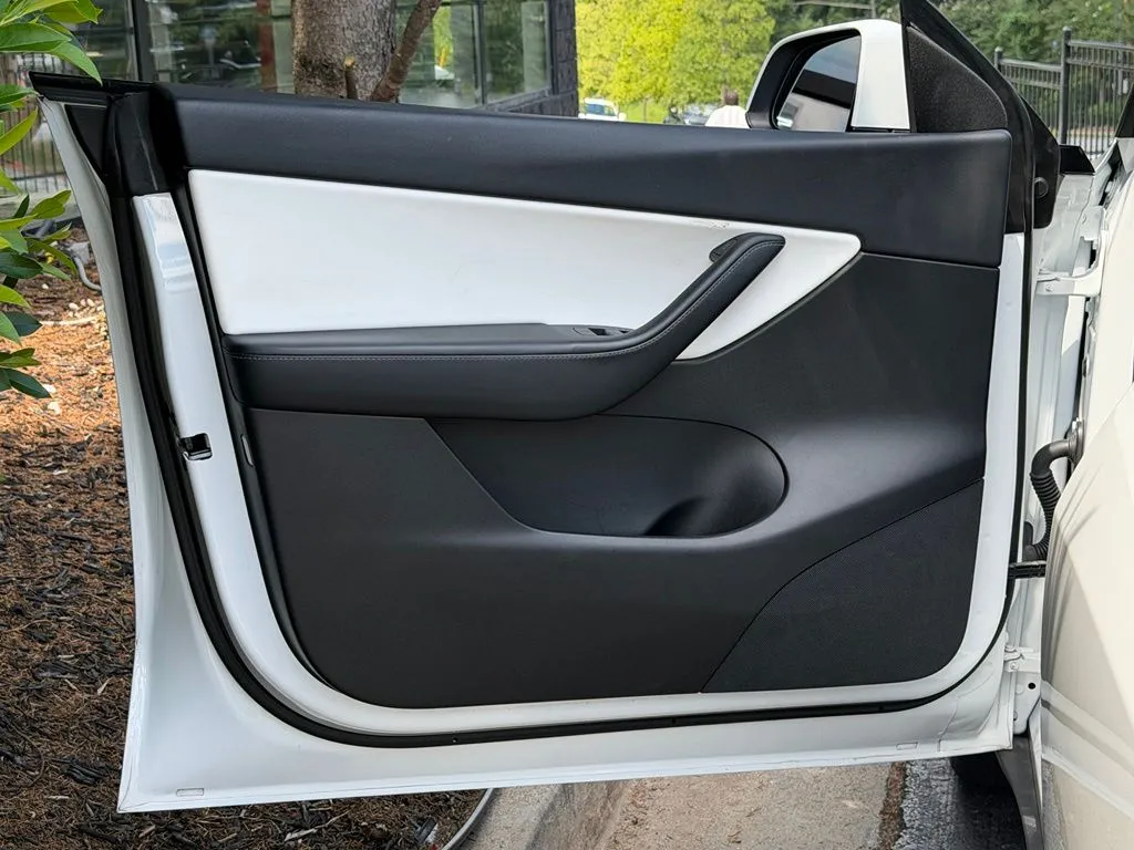 Tesla Model Y photo 28