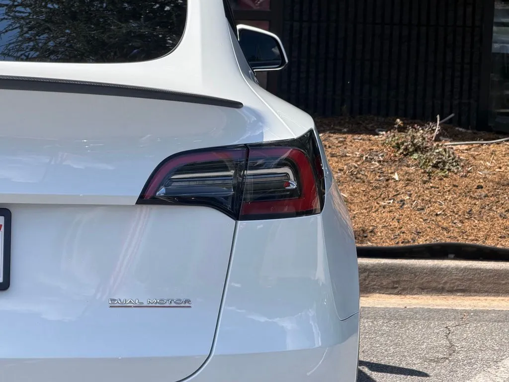 Tesla Model Y photo 16