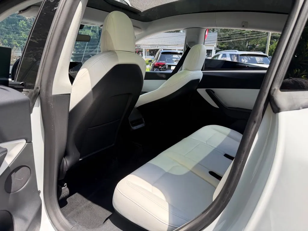 Tesla Model Y photo 30