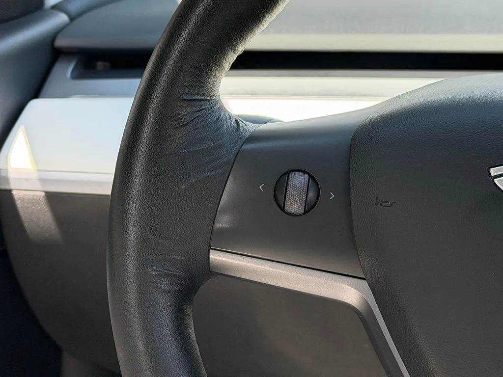 Tesla Model Y photo 43