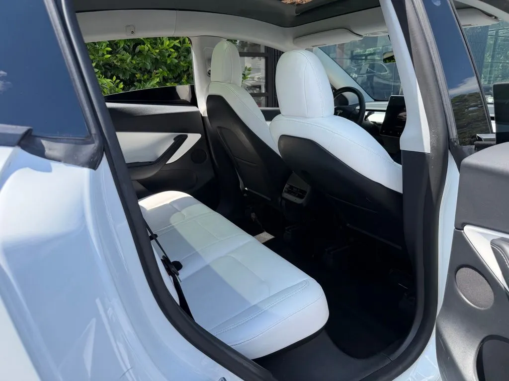 Tesla Model Y photo 37
