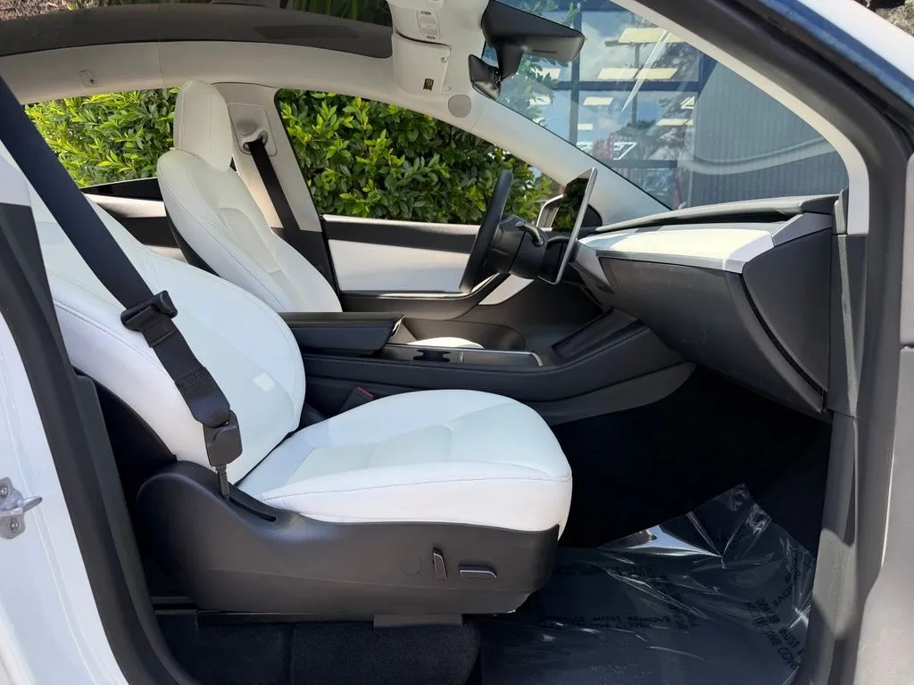 Tesla Model Y photo 33