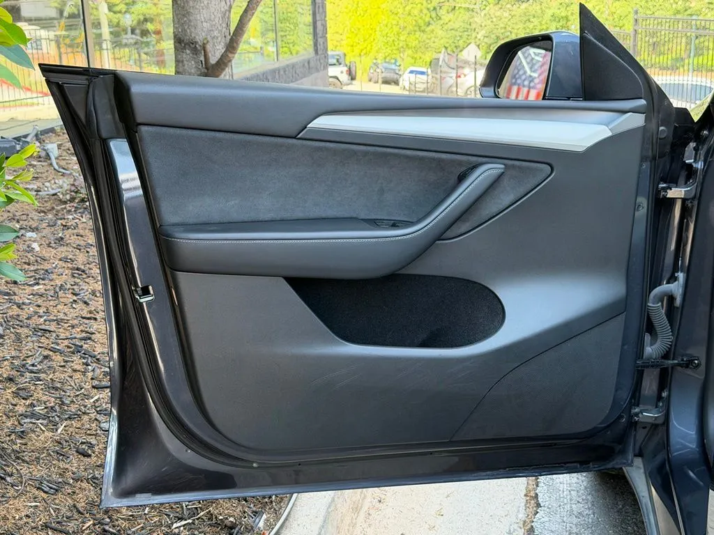 Tesla Model Y photo 28