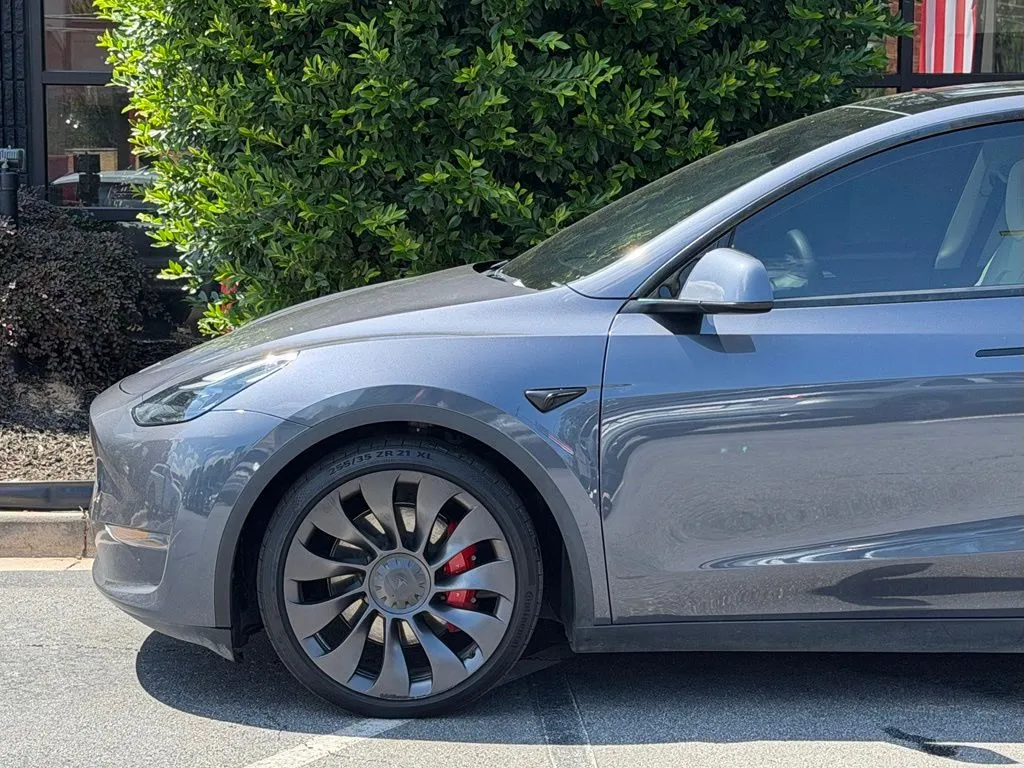 Tesla Model Y photo 10