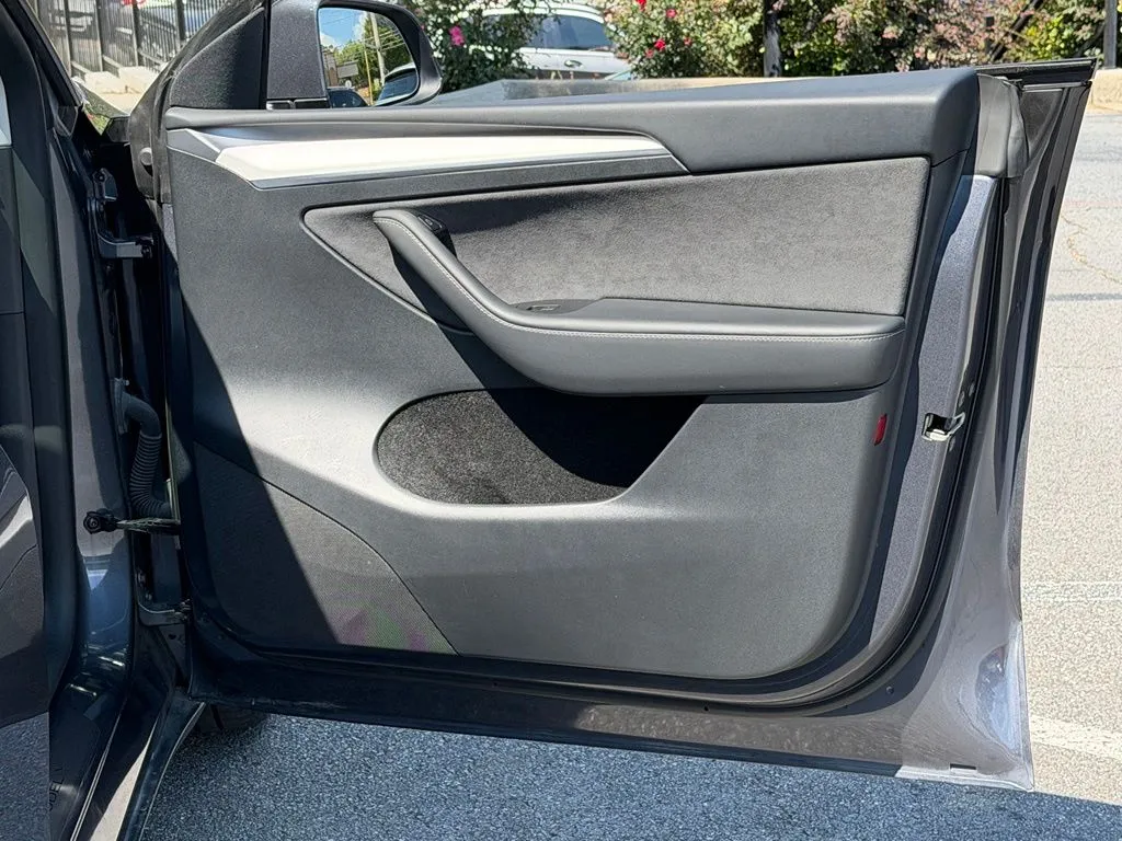Tesla Model Y photo 36