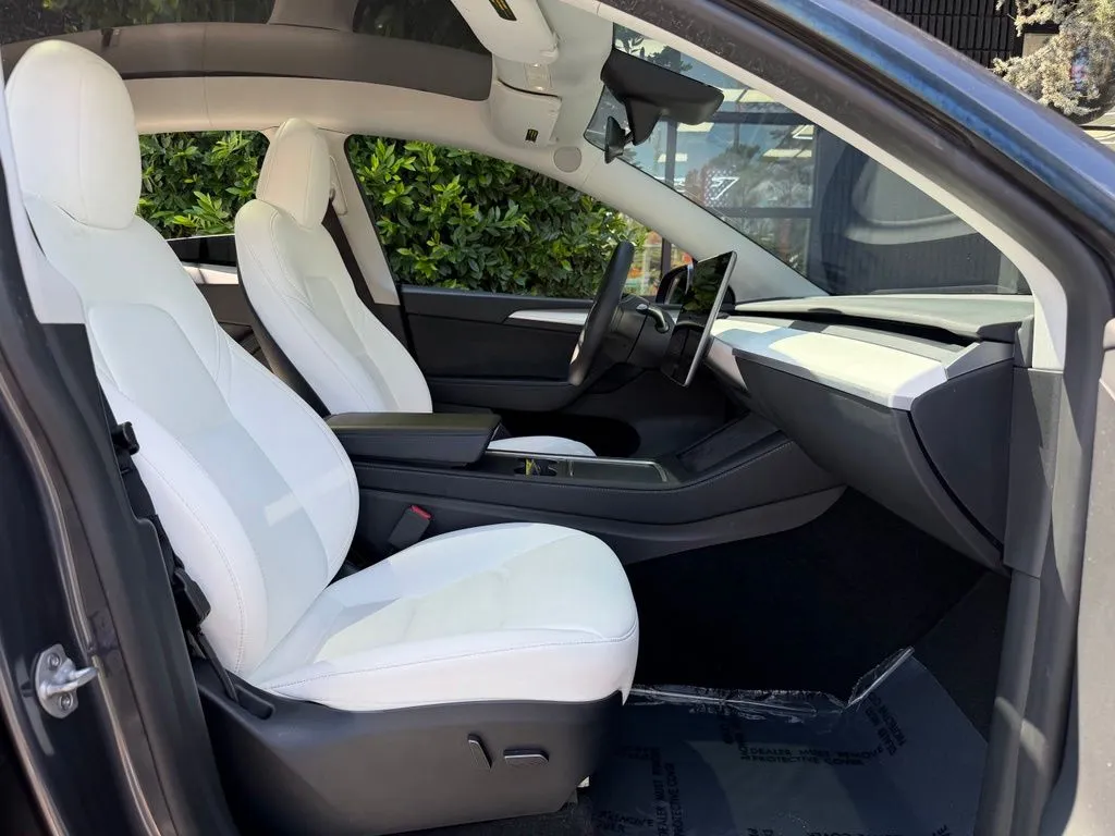 Tesla Model Y photo 33