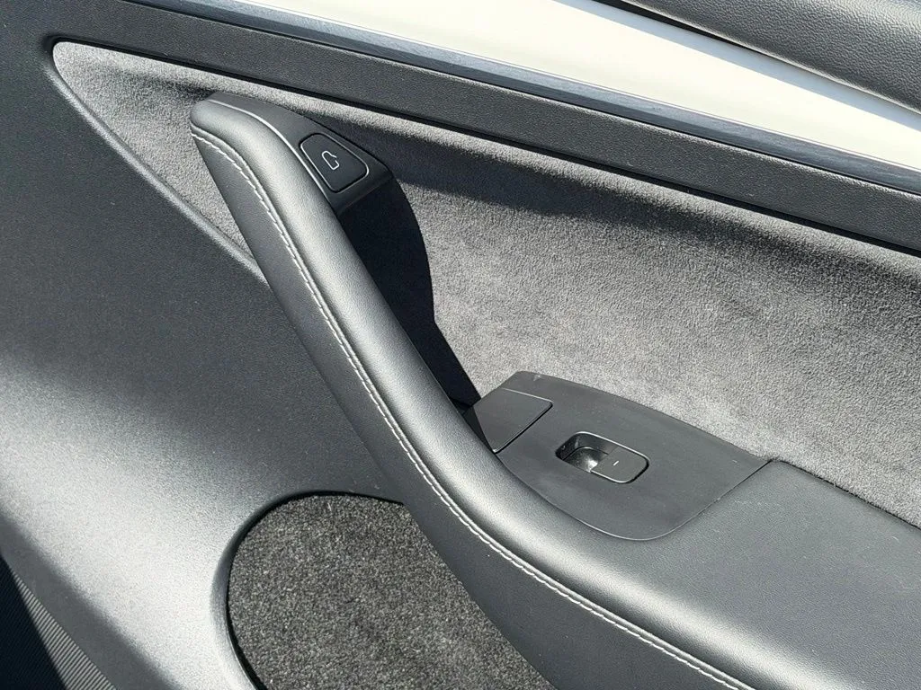 Tesla Model Y photo 37