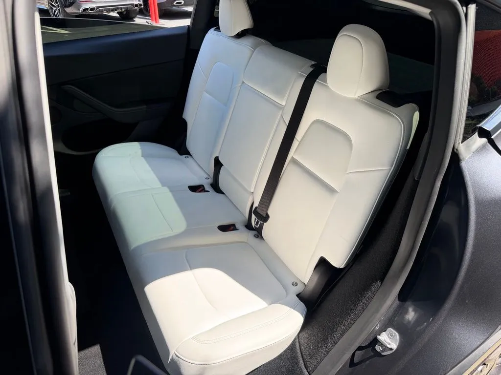Tesla Model Y photo 31