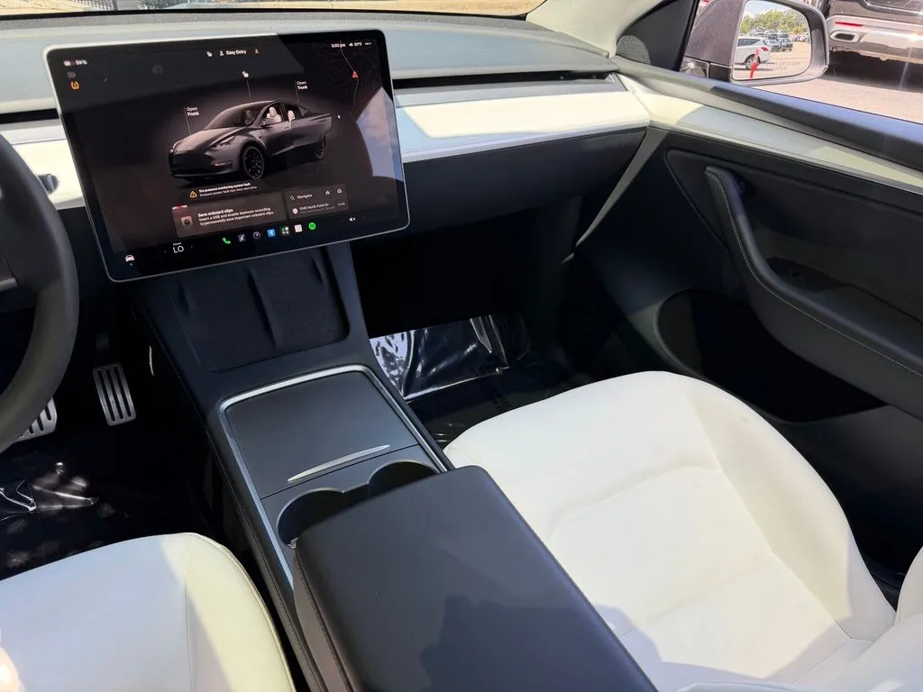 Tesla Model Y photo 42