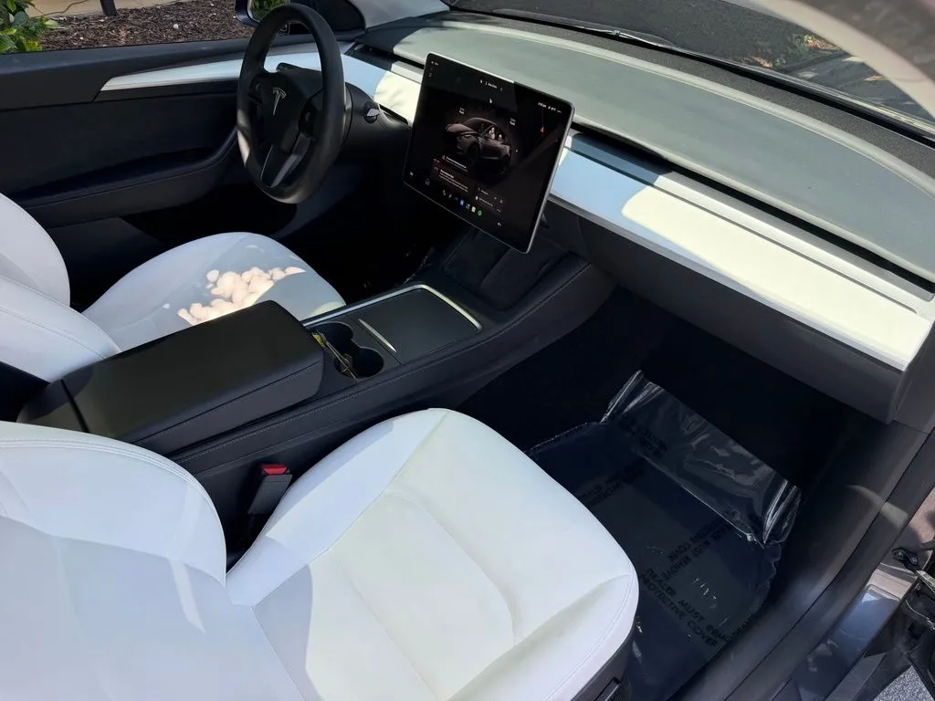 Tesla Model Y photo 32