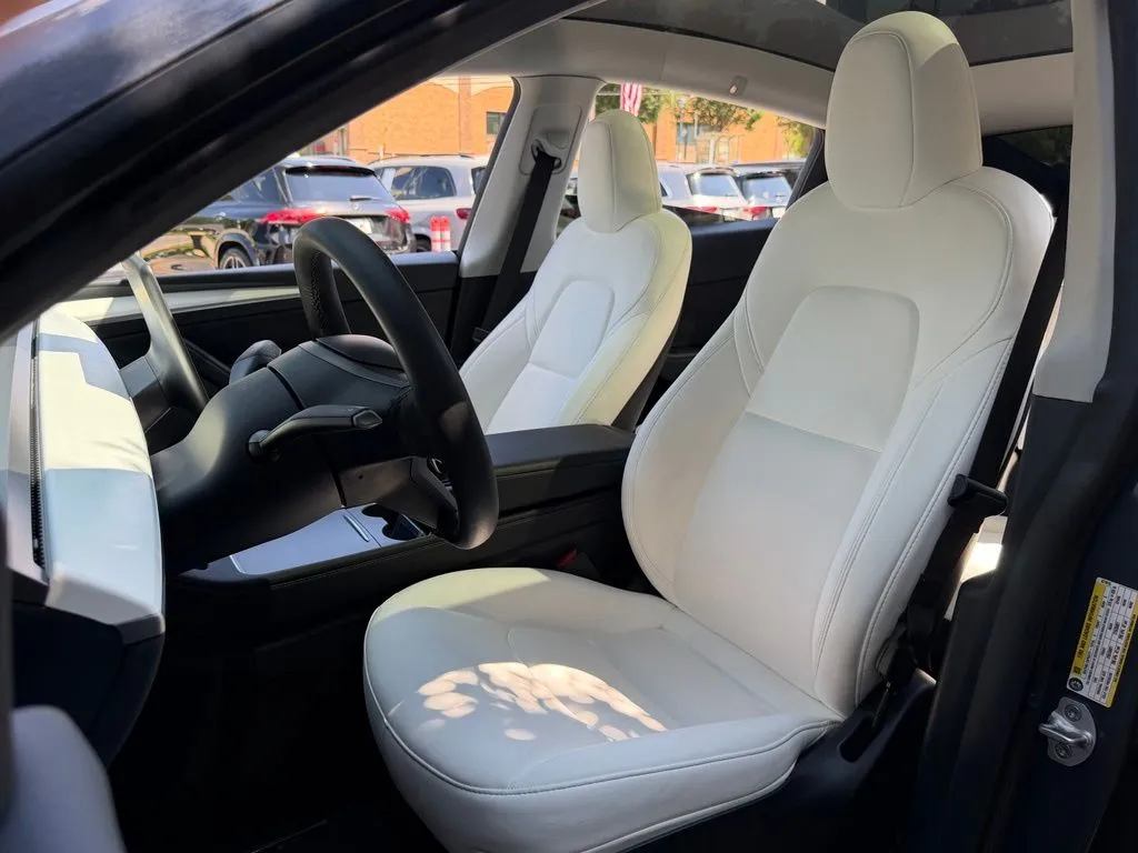 Tesla Model Y photo 26