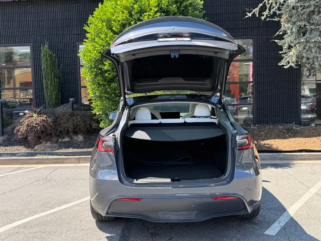 Tesla Model Y photo 17