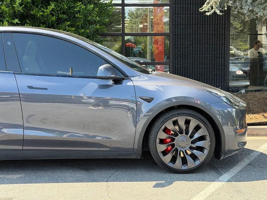 Tesla Model Y photo 23