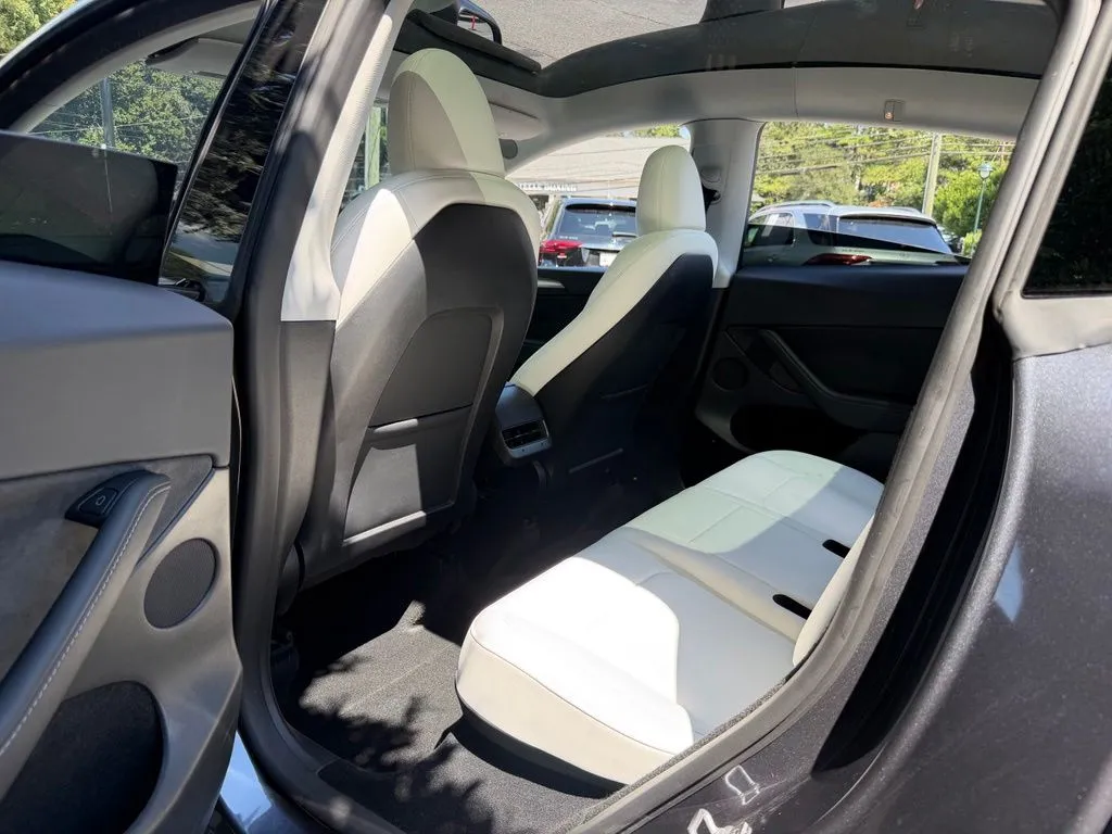 Tesla Model Y photo 30