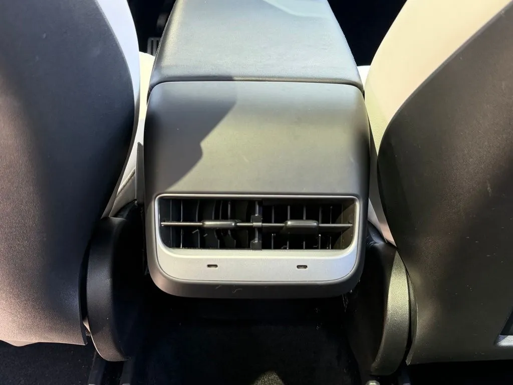 Tesla Model Y photo 49