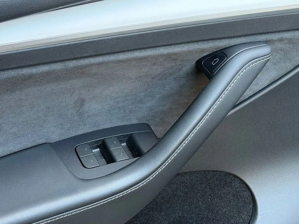 Tesla Model Y photo 29