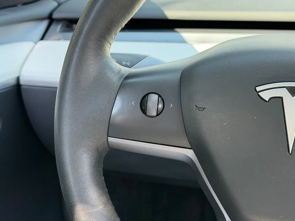 Tesla Model Y photo 44