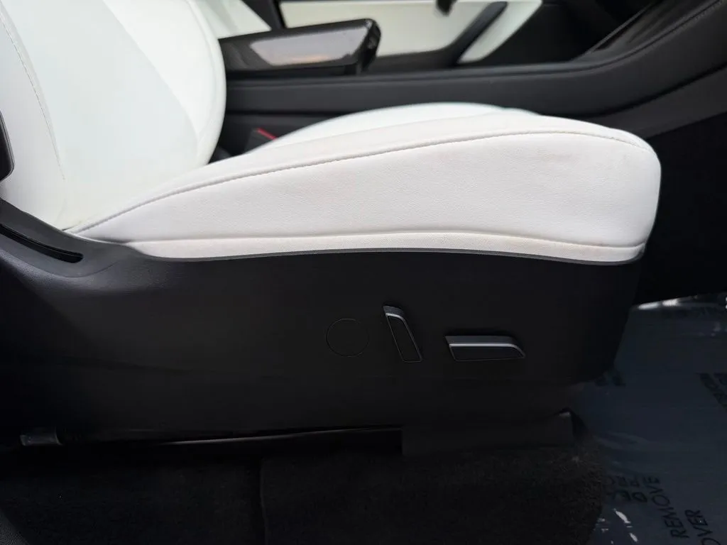 Tesla Model Y photo 35