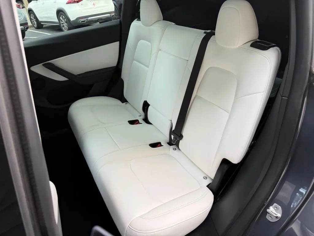 Tesla Model Y photo 31