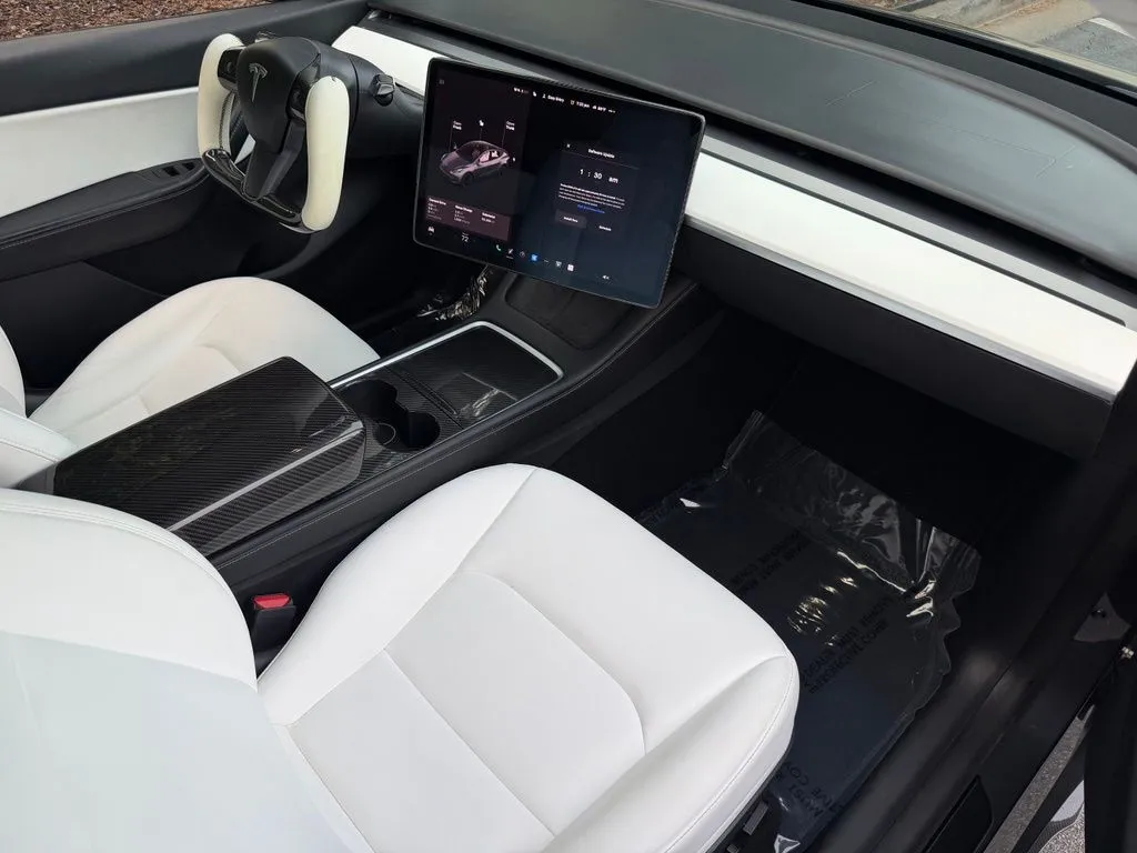 Tesla Model Y photo 32