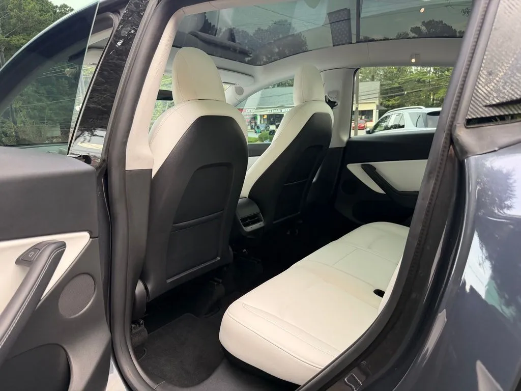 Tesla Model Y photo 30