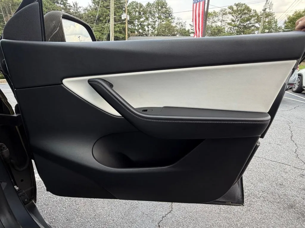 Tesla Model Y photo 36
