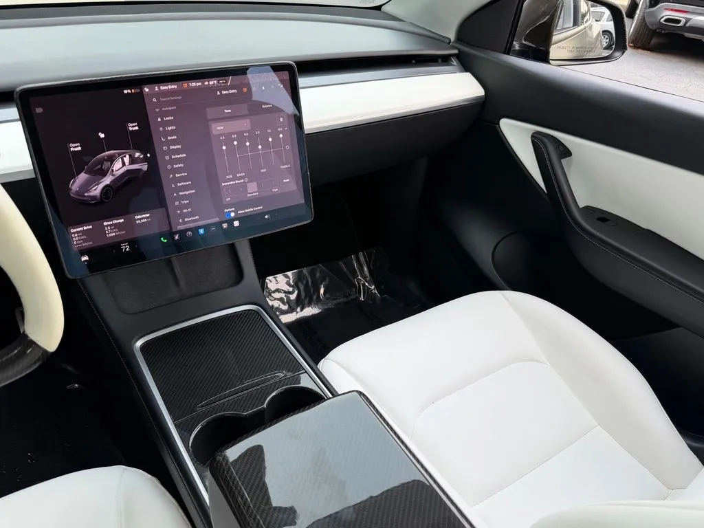 Tesla Model Y photo 42