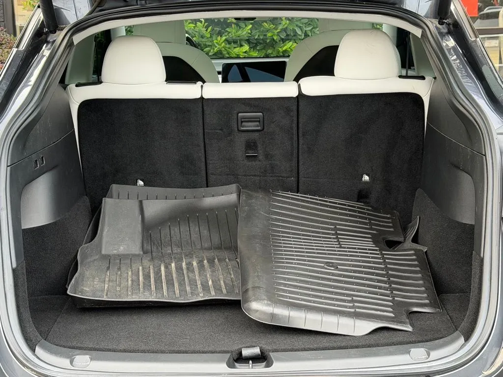 Tesla Model Y photo 18