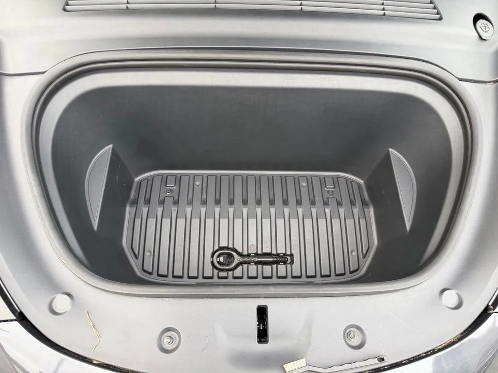 Tesla Model Y photo 6