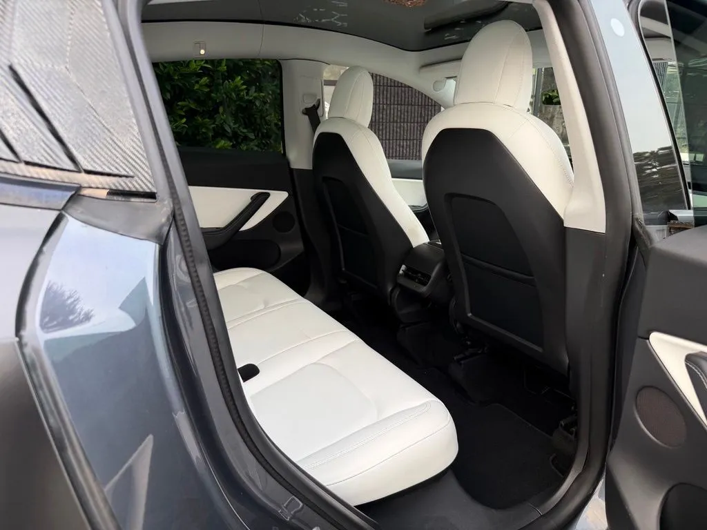 Tesla Model Y photo 38
