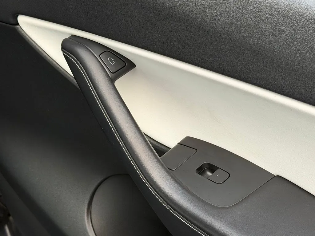 Tesla Model Y photo 37