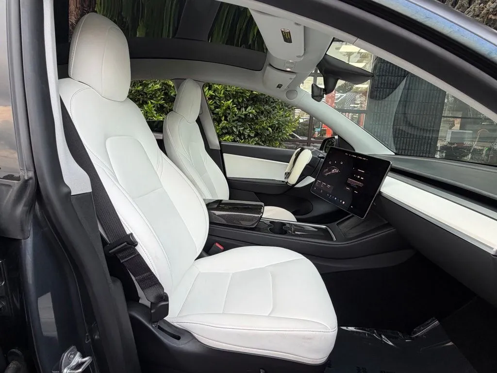 Tesla Model Y photo 33