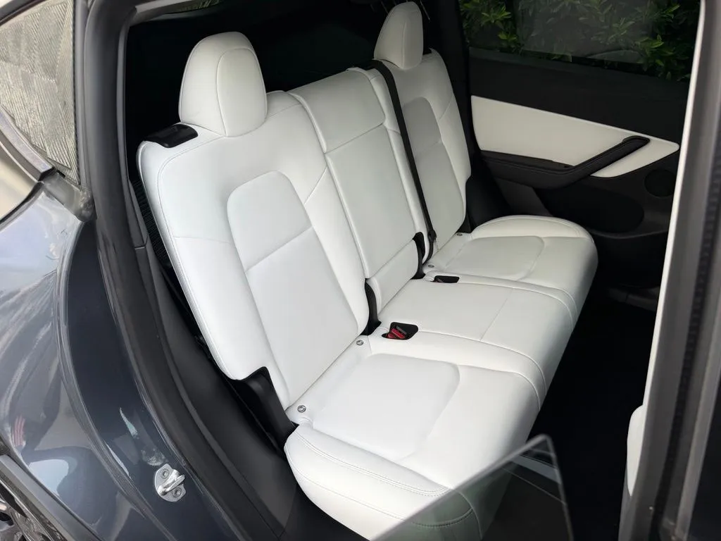 Tesla Model Y photo 39