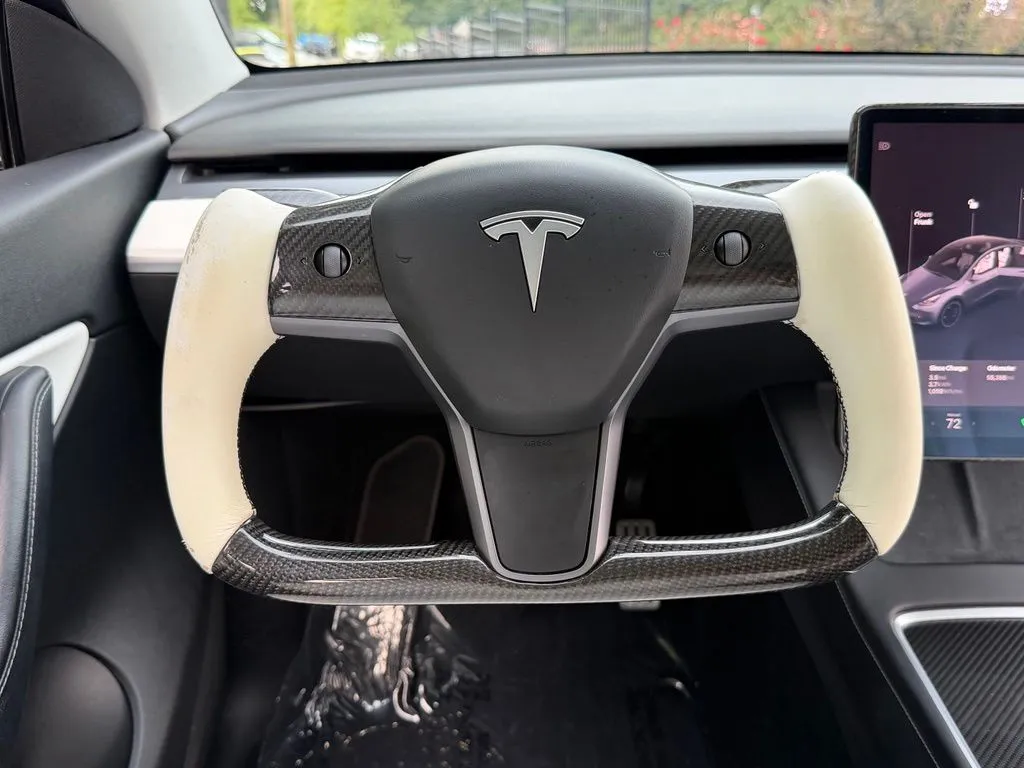 Tesla Model Y photo 43