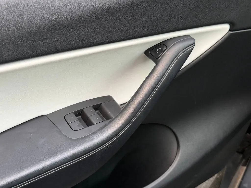 Tesla Model Y photo 29