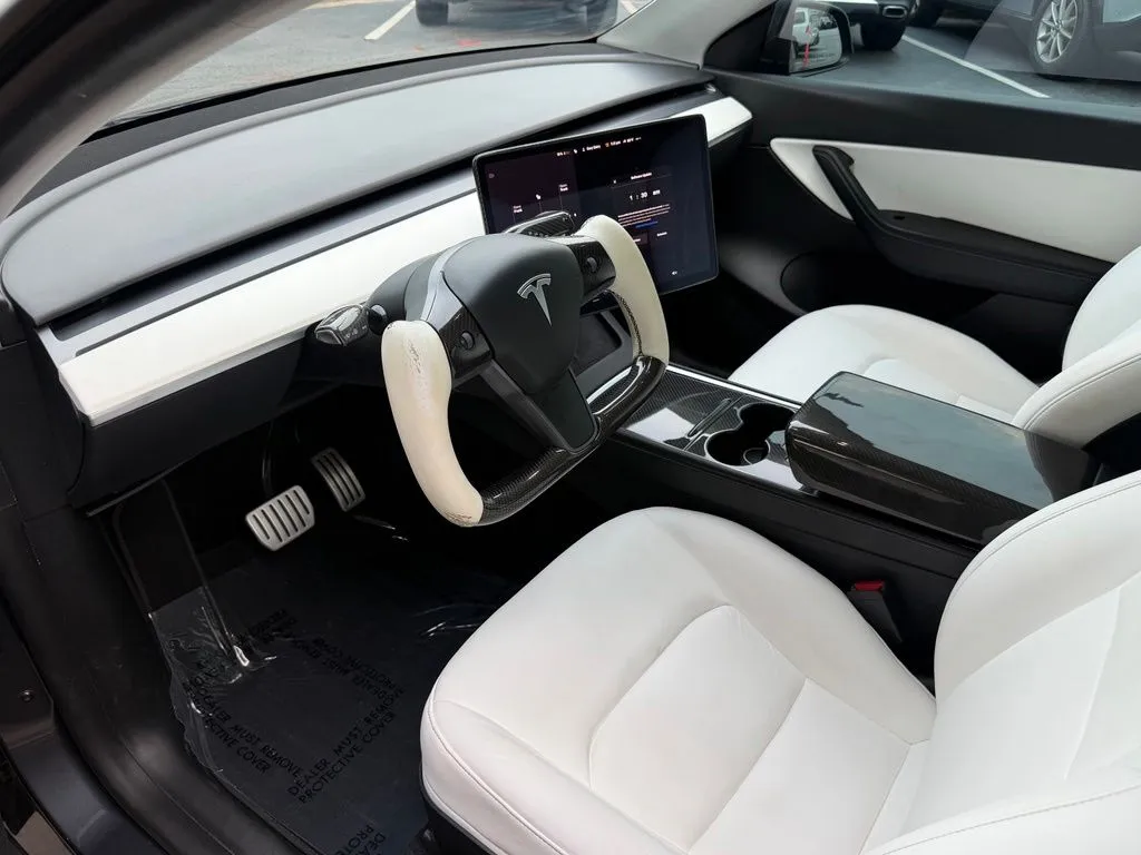 Tesla Model Y photo 24