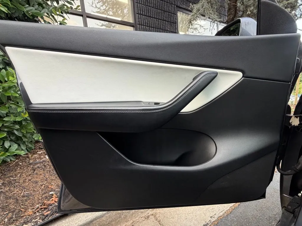 Tesla Model Y photo 28