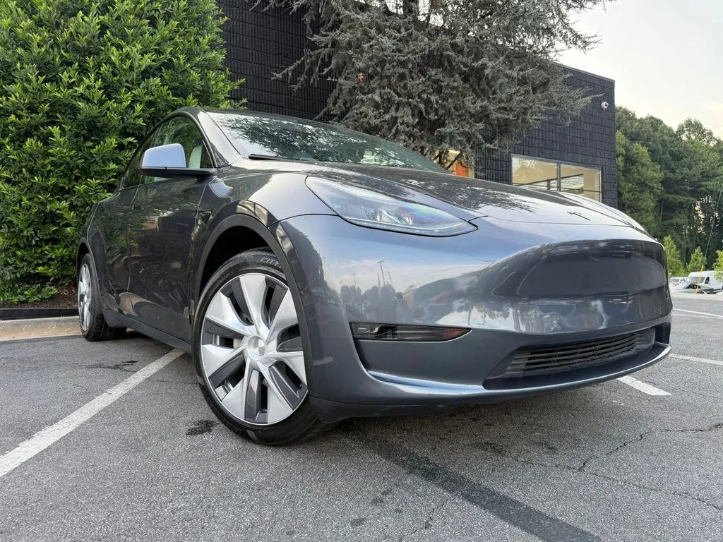 Tesla Model Y photo 8