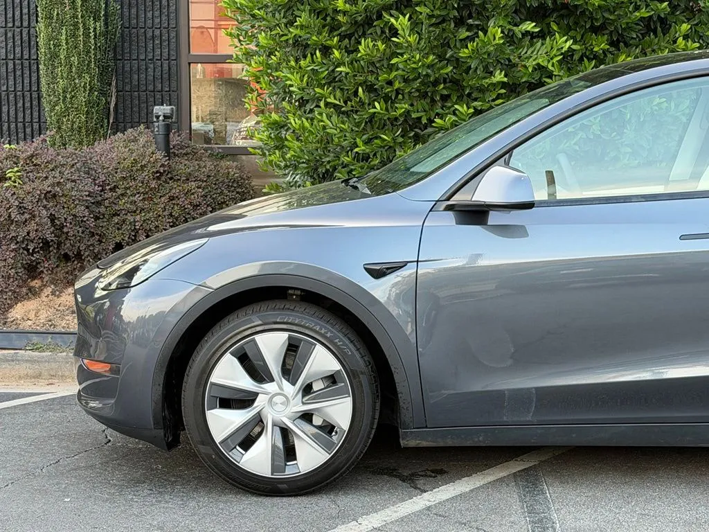 Tesla Model Y photo 10