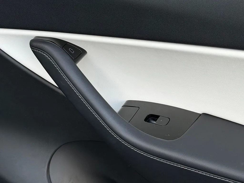 Tesla Model Y photo 33