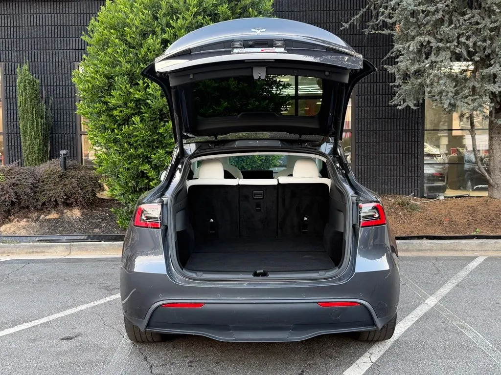 Tesla Model Y photo 16
