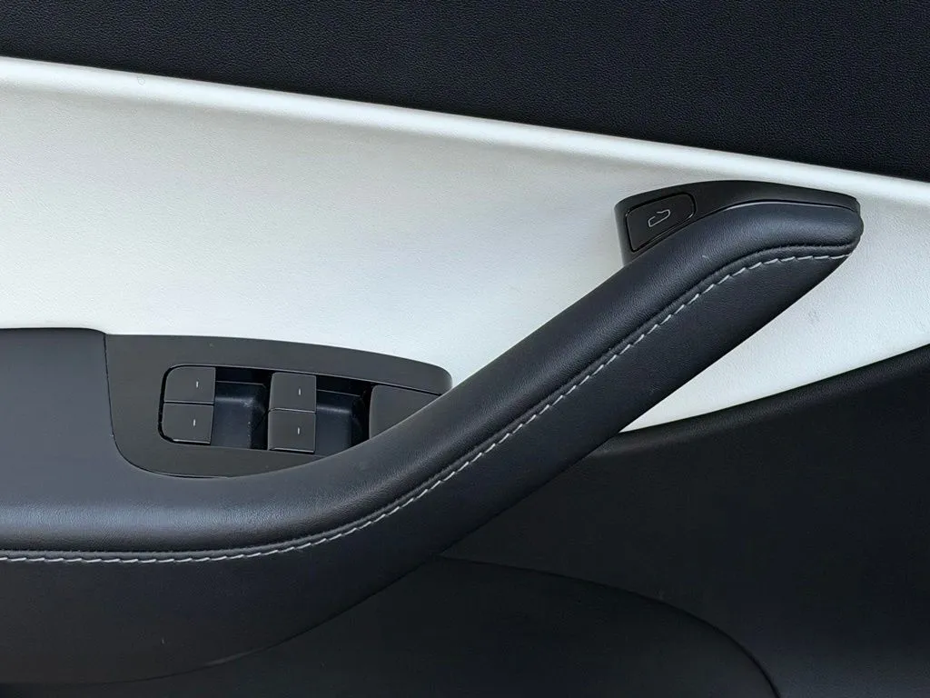 Tesla Model Y photo 25