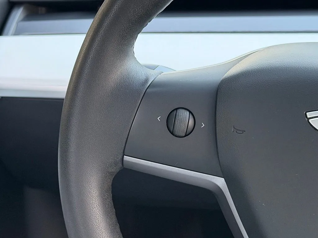 Tesla Model Y photo 40
