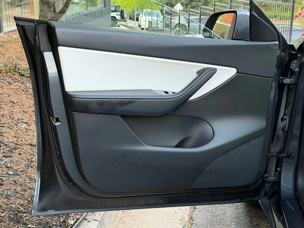 Tesla Model Y photo 24