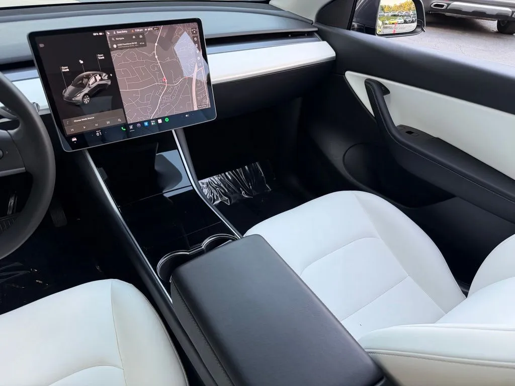 Tesla Model Y photo 38