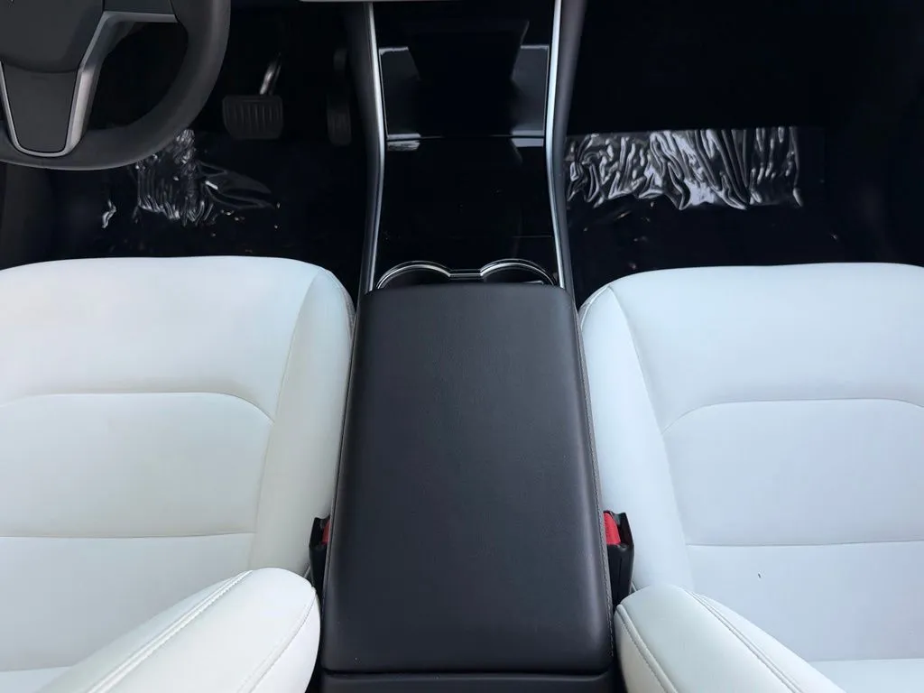 Tesla Model Y photo 43