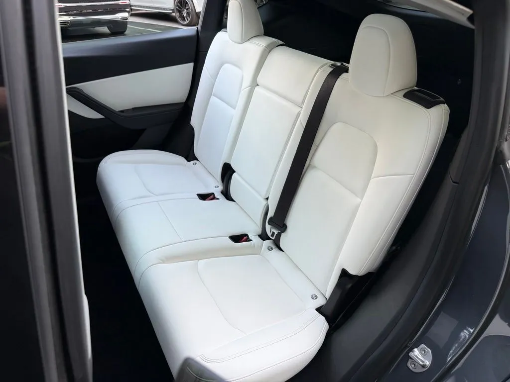 Tesla Model Y photo 27